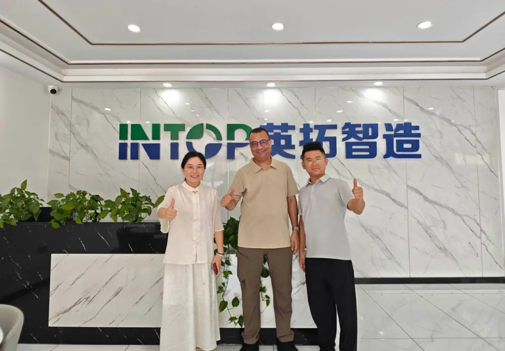 Un client marocain visite Intop Machinery pour inspecter la chaîne de production de yaourt