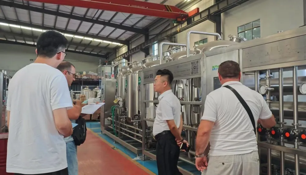 Un client azerbaïdjanais visite Intop Machinery pour inspecter la chaîne de production de jus de grenade